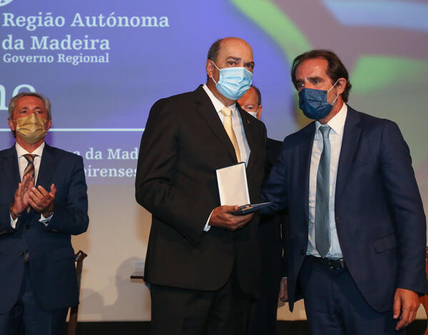 Homenagem a dez personalidades e duas instituições