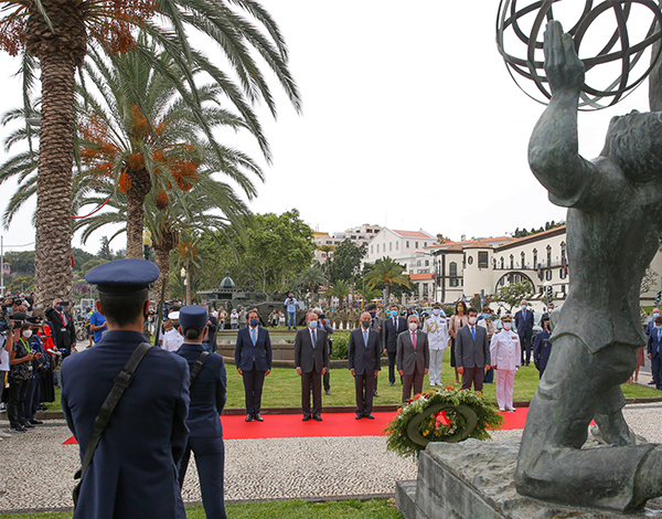 Presidente do Governo na cerimónia de deposição de flores no Monumento ao Emigrante Madeirense 