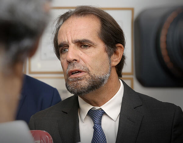 Residentes que se ausentem por menos de 72 horas passam a ser testados no regresso à Região 