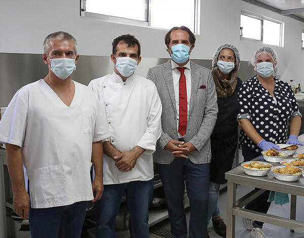 Albuquerque elogia voluntários que ajudaram a distribuir refeições