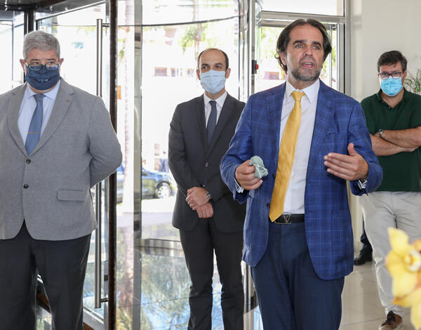 Albuquerque visita Vila Galé e elogia coragem dos colaboradores.