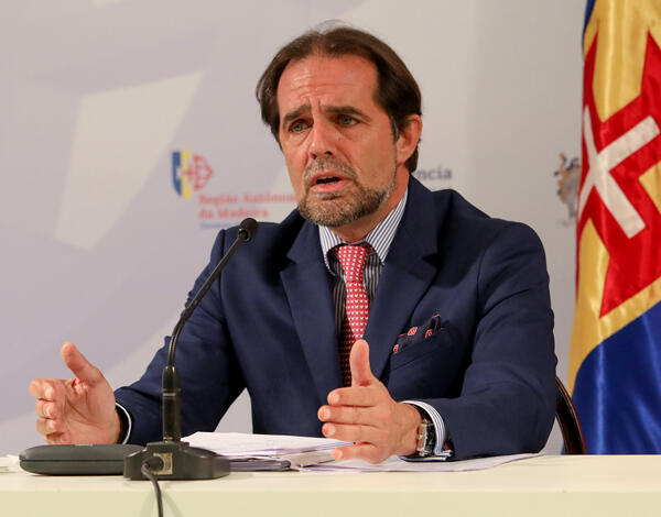 Confinamento obrigatório e atividades não essenciais suspensas