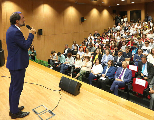 «É preciso preparar as novas gerações»