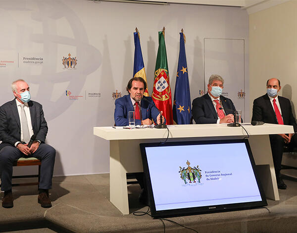 Convívios limitados ao agregado familiar e vacinas chegam em janeiro