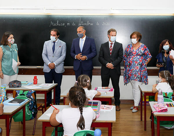 Presidente do Governo agradece empenho a docentes e funcionários na retoma das aulas