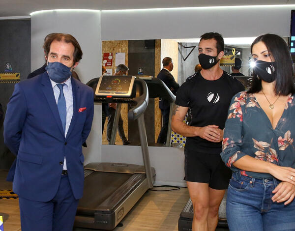 Presidente visita ginásio e local onde máscaras são embaladas