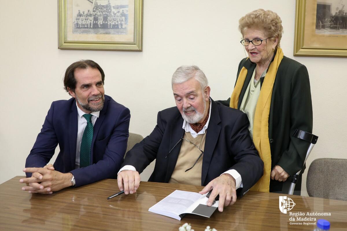 O professor Virgílio Pereira apresentou hoje o seu livro. Miguel Albuquerque esteve presente.
