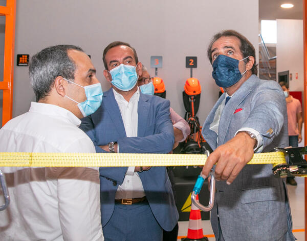 A par do comércio de equipamentos de proteção e peças para máquinas, a empresa aposta na formação na área da segurança do trabalho em altura