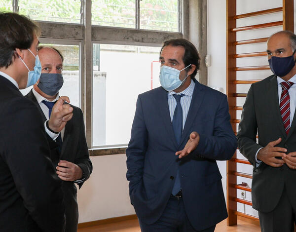 Programa de reabilitação dos edifícios escolares é para prosseguir.