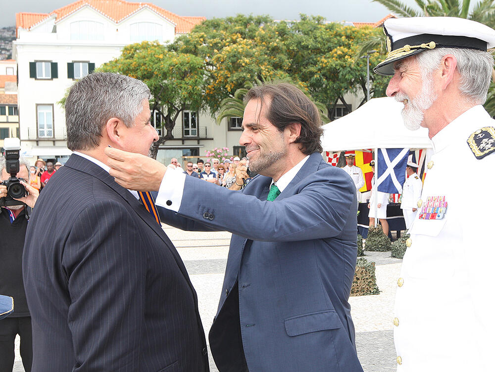 Miguel Albuquerque esteve presente na entrega de Estandarte Heráldico 