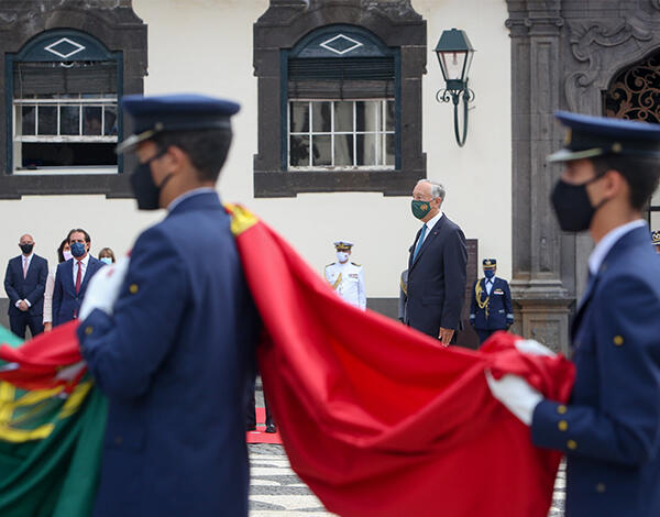 Albuquerque e Marcelo na cerimónia militar do Içar da Bandeira Nacional 