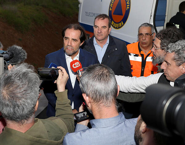 Bombeiros em permanência na Ponta do Pargo até quinta-feira