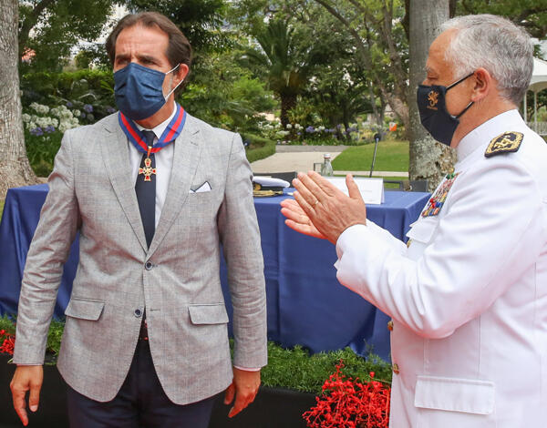 Albuquerque condecorado com a Medalha Cruz de São Jorge