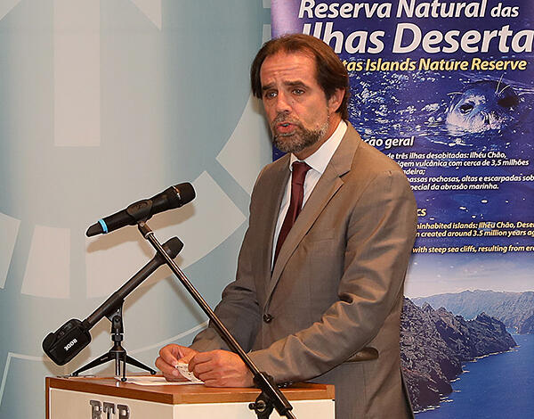 “Não basta declarar e fazer proclamações”