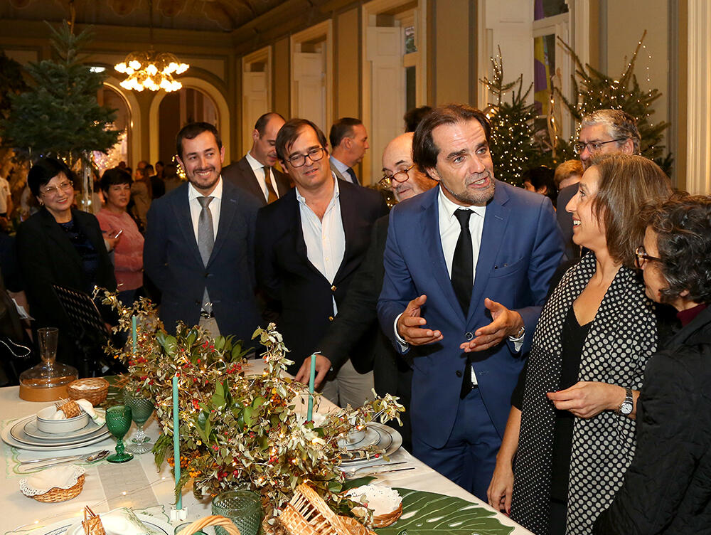 Miguel Albuquerque encantado com as 'Mesas de Natal com Bordado Madeira'