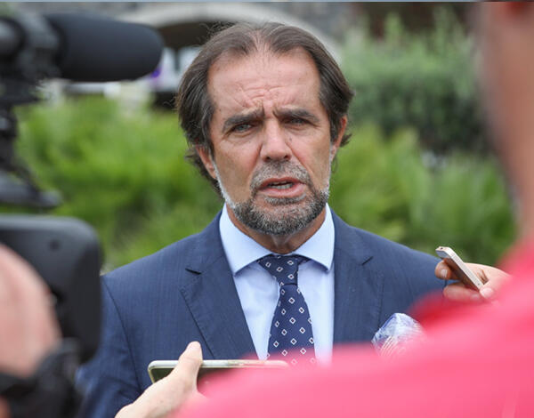 Ou o Estado afeta os meios financeiros ou dá à Região a possibilidade de os garantir no quadro legislativo