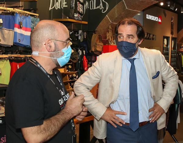 O presidente do Governo visitou ontem lojas do Funchal.