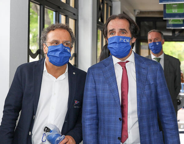 Miguel Albuquerque elogia cuidados do Clube Naval na reabertura das piscinas.