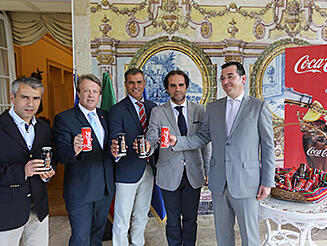 Presidente do GR recebe lata de Coca-Cola alusiva à Laurissilva