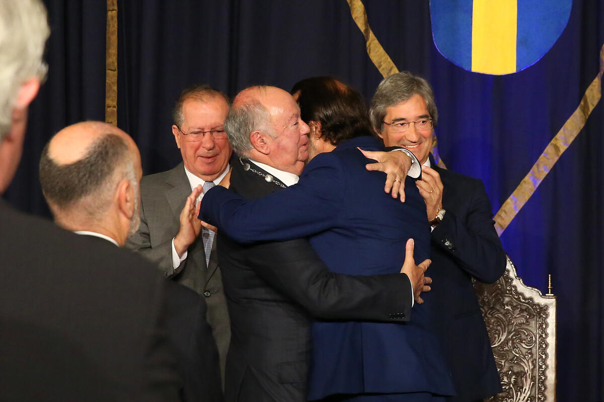 Alberto João Jardim recebeu a mais alta condecoração regional