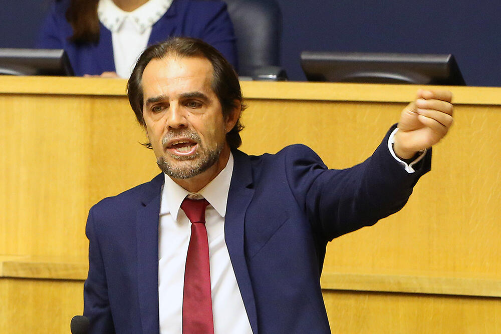 Governo Regional suporta passe universitário que a República recusa