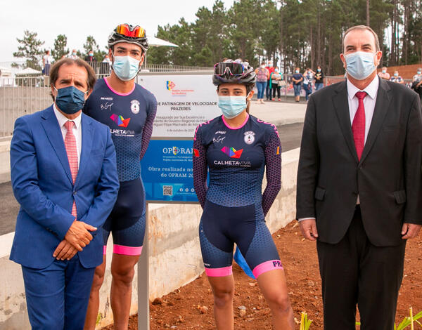 Jovens e crianças em festa na abertura da pista de patinagem dos Prazeres