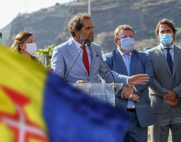 A maior obra da Região, simbolizada na Bandeira madeirense, é a da Autonomia.