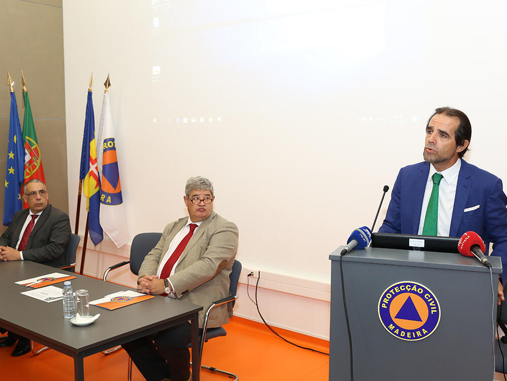 Presidente do Governo reafirma propósito em utilizar meios aéreos no combate aos incêndios