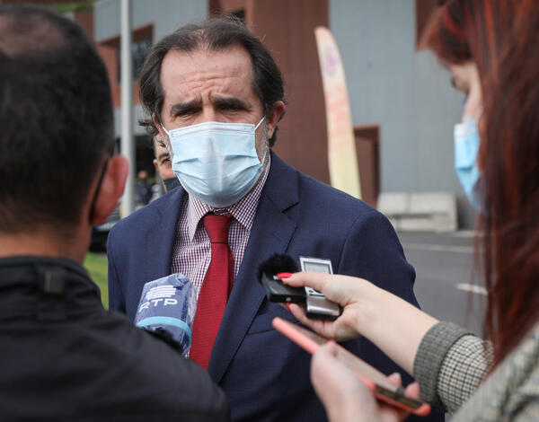 Casos COVID associados à nova estirpe do Reino Unido cumpriram isolamento profilático