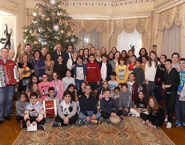 Crianças da Bartolomeu Perestrelo desejam Bom Ano ao Presidente do Governo