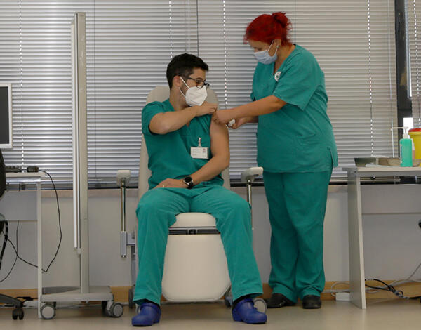 Cinco profissionais de saúde inoculados com vacina contra a COVID-19