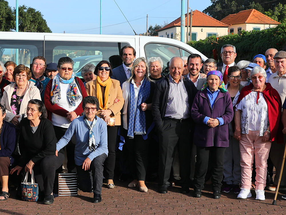 Utentes da Casa do Povo do Porto Moniz apoiados com viatura de nove lugares