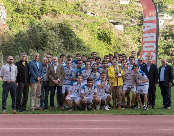 CF União recebe troféu de Campeão Regional de juniores
