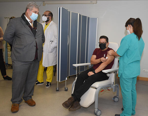 Segunda dose de vacinação COVID-19 arrancou hoje no HNM