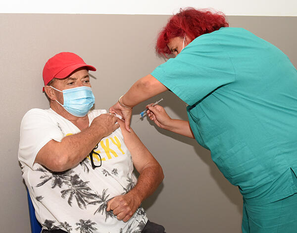 Dose de reforço da vacina contra a COVID-19 já está a ser administrada na RAM  