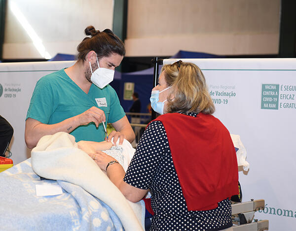 30 pessoas acamadas e seus cuidadores vacinados contra a COVID-19