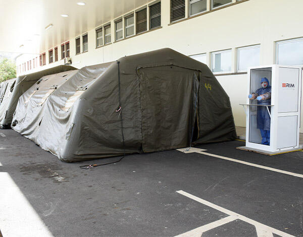  Cabine de proteção para os profissionais de saúde.