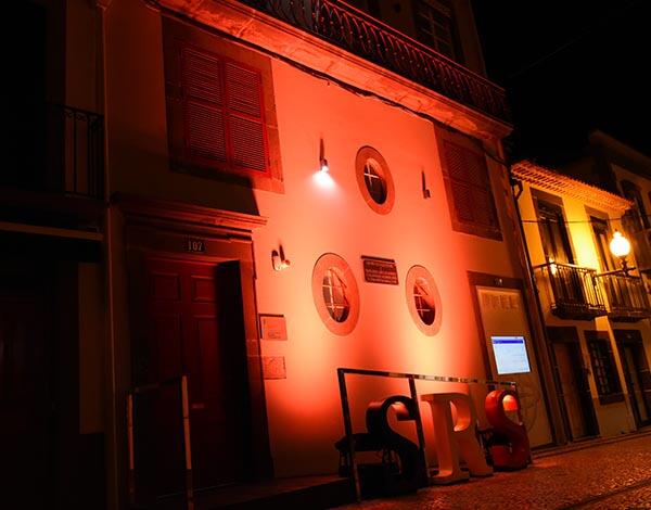 Saúde ilumina Secretaria e hospital com cor laranja para assinalar a segurança do doente