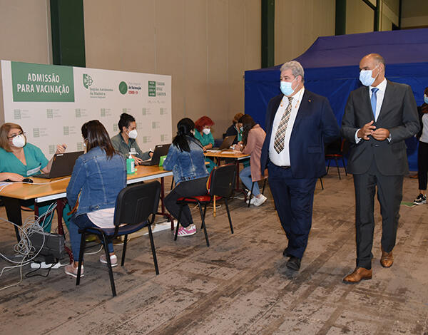 Vacinação contra a COVID-19 prossegue com grupos prioritários
