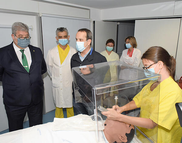 Ordens profissionais entregam câmaras de proteção para os profissionais do HNM