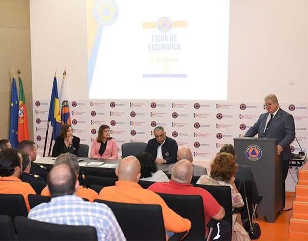 Proteção Civil sensibiliza empresas do ramo automóvel para a importância da divulgação de Fichas de Segurança Automóvel