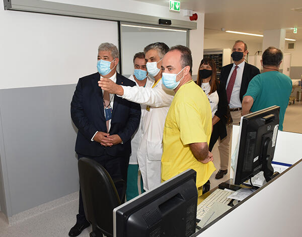 COVID-19: HNM instala pré-fabricados habitáveis para acolher doentes.