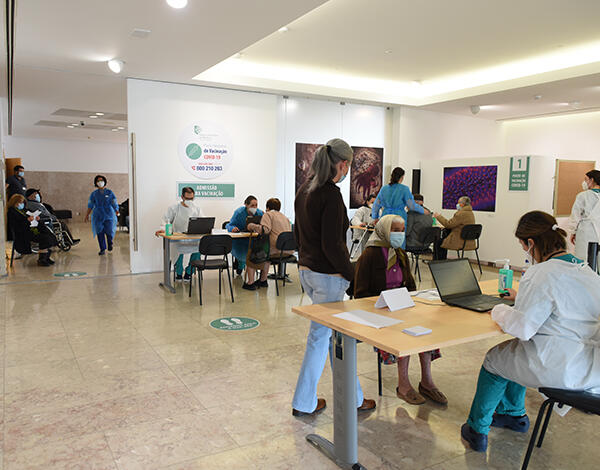 1929 idosos completam a sua vacinação contra a COVID-19 com a segunda dose