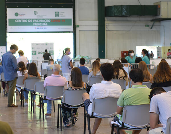 A vacina contra a COVID-19 pode ser administrada a todos os residentes a partir dos 12 anos