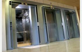 Ascensores, monta-cargas, escadas mecânicas e tapetes rolantes 