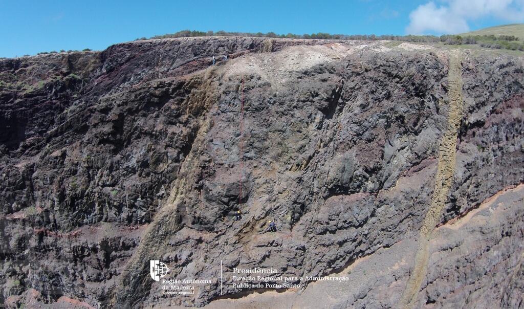 Rocheiros da Direção Regional de Estradas, da SRAPE efectuam ação de manutenção da escarpa do Zimbralinho, no Porto Santo