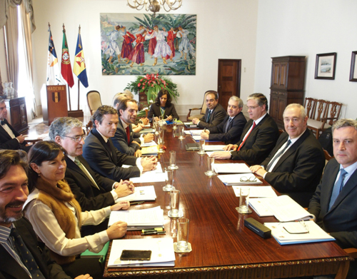 Presidentes e secretários regionais da Madeira e dos Açores estão reunidos neste momento no edifício do Governo
