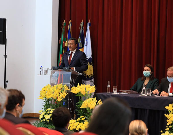 "Madeira precisa de um novo olhar da República"