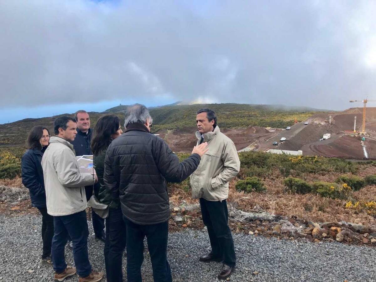 “Uns prometem para o futuro. O Governo Regional concretiza no presente”.