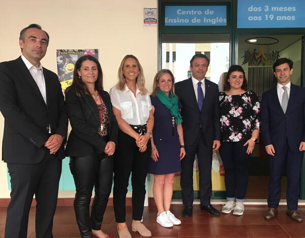 Empresa ensina inglês com o método de Helen Doron